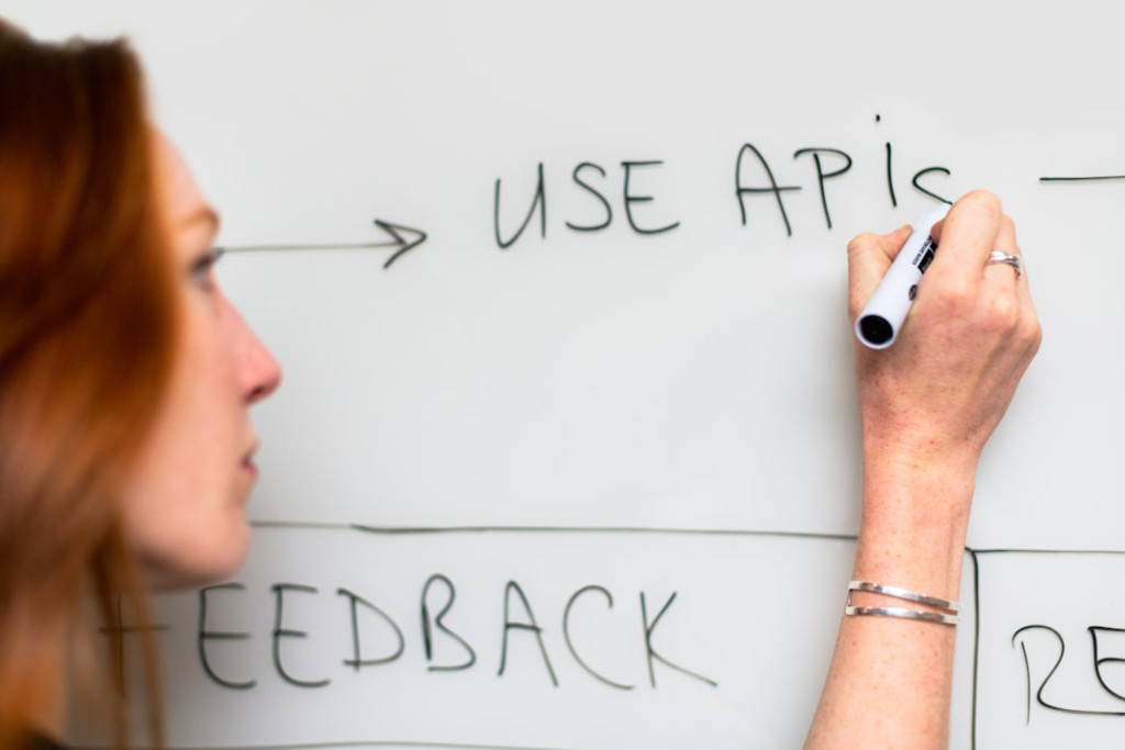 API-first et intégrations marchandes : construire un écosystème de bons plans connecté aux ERP et CRM de vos partenaires